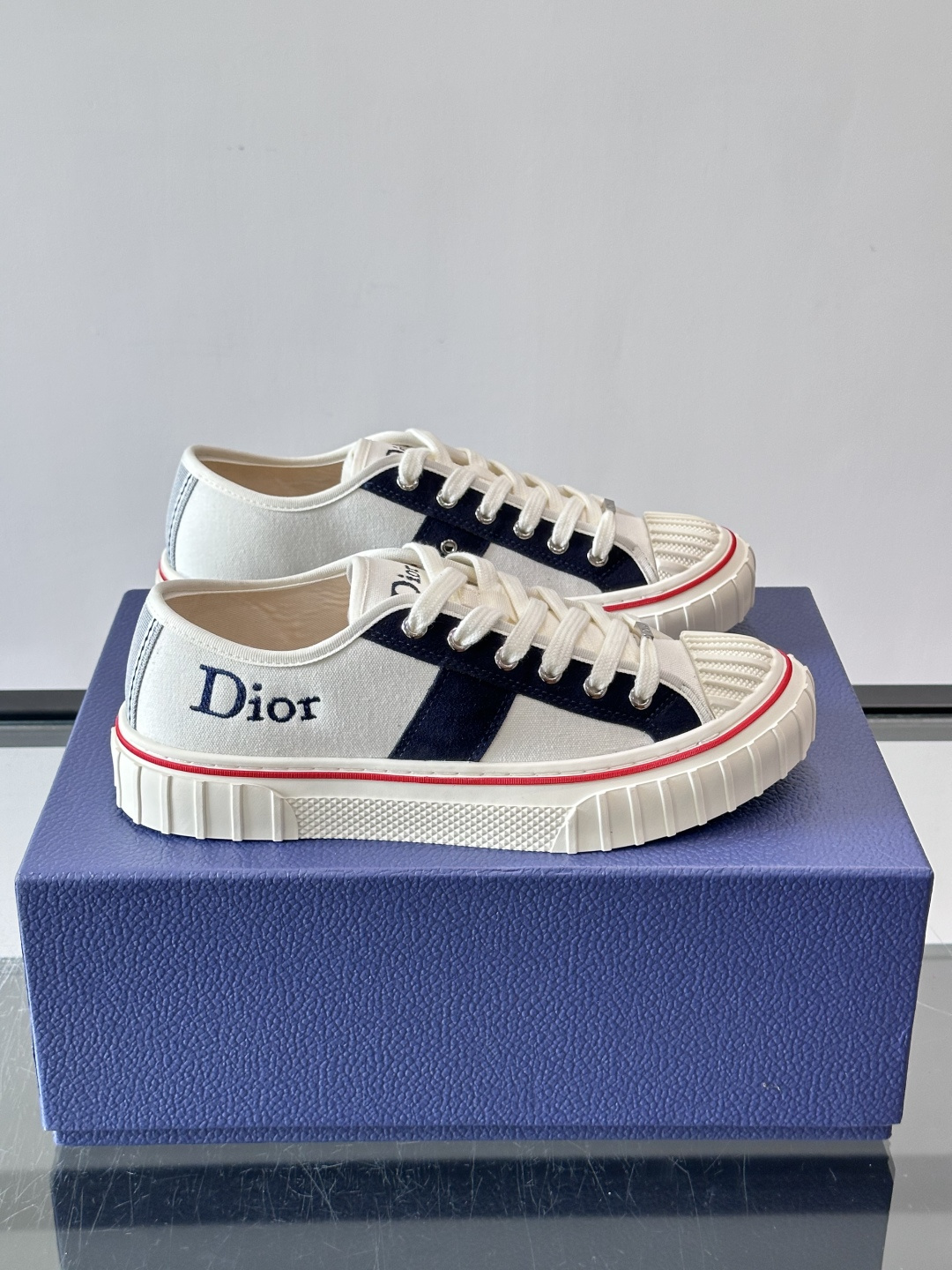 Dior HooPer 底帮运动鞋 白色帆布和海军蓝色绒面牛皮革 这款 Dior HooPer 高帮运动鞋由乔纳森·安德 Dior HooPer 底帮运动鞋 白色帆布和海军蓝色绒面牛皮革 这款 Dior HooPer 高帮运动鞋由乔纳森·安德