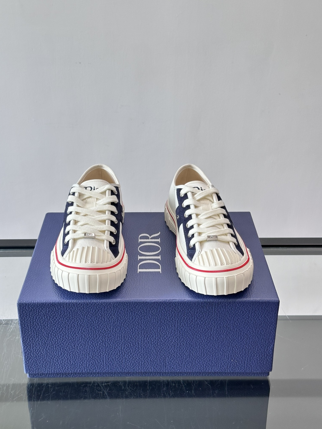 Dior HooPer 底帮运动鞋 白色帆布和海军蓝色绒面牛皮革 这款 Dior HooPer 高帮运动鞋由乔纳森·安德