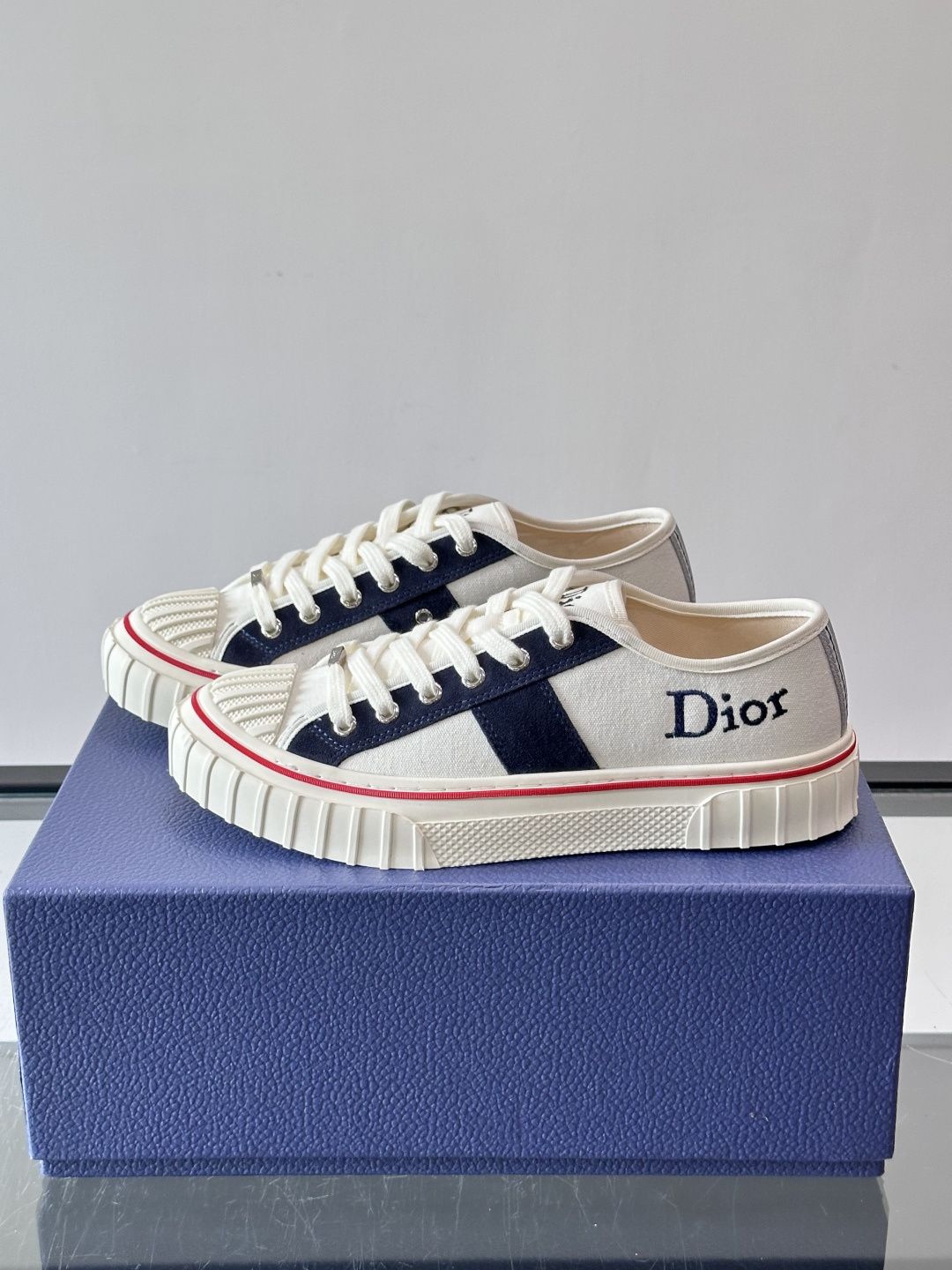 Dior HooPer 底帮运动鞋 白色帆布和海军蓝色绒面牛皮革 这款 Dior HooPer 高帮运动鞋由乔纳森·安德
