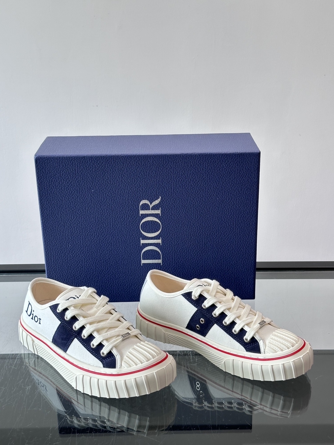 Dior HooPer 底帮运动鞋 白色帆布和海军蓝色绒面牛皮革 这款 Dior HooPer 高帮运动鞋由乔纳森·安德