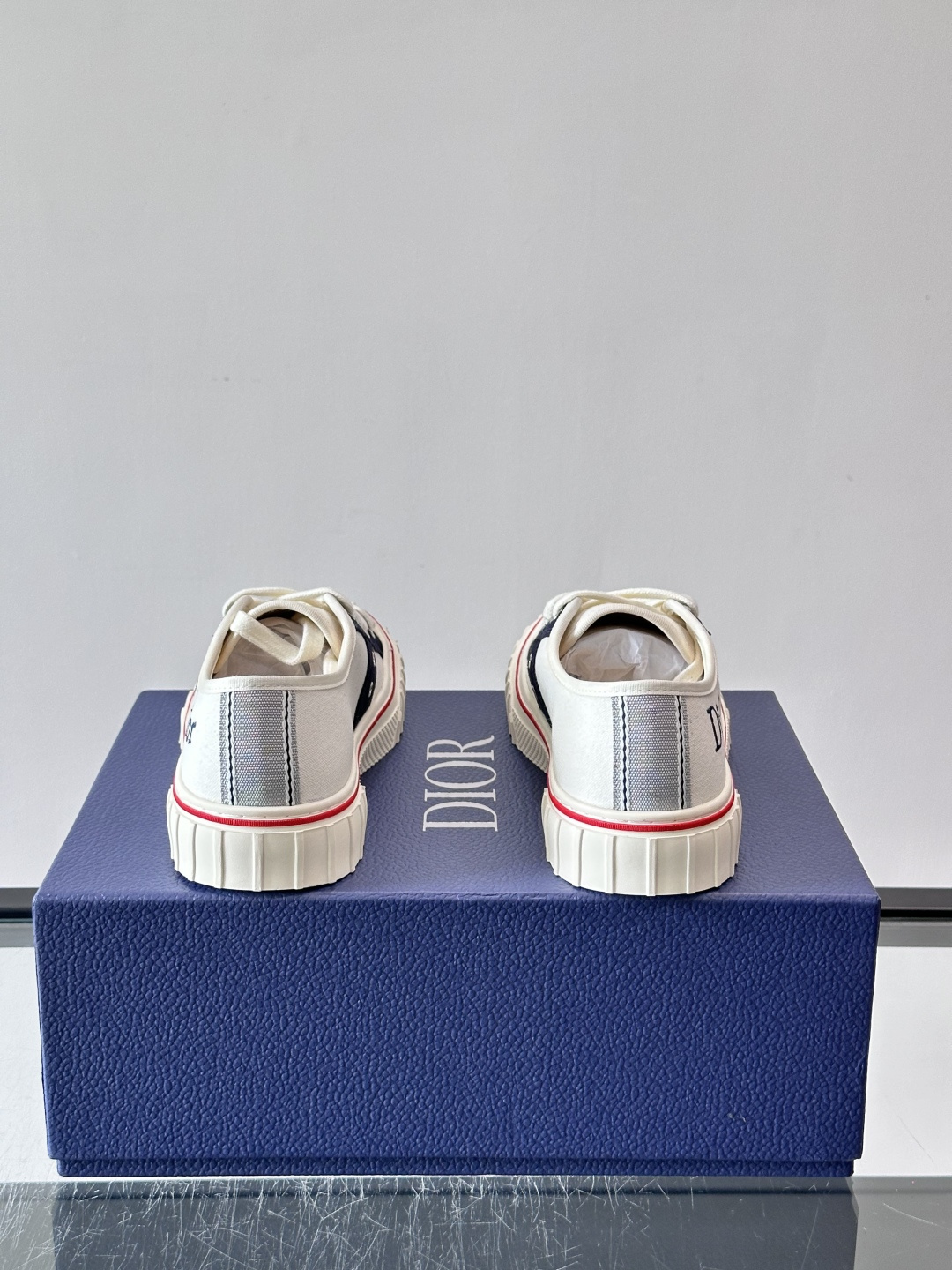 Dior HooPer 底帮运动鞋 白色帆布和海军蓝色绒面牛皮革 这款 Dior HooPer 高帮运动鞋由乔纳森·安德