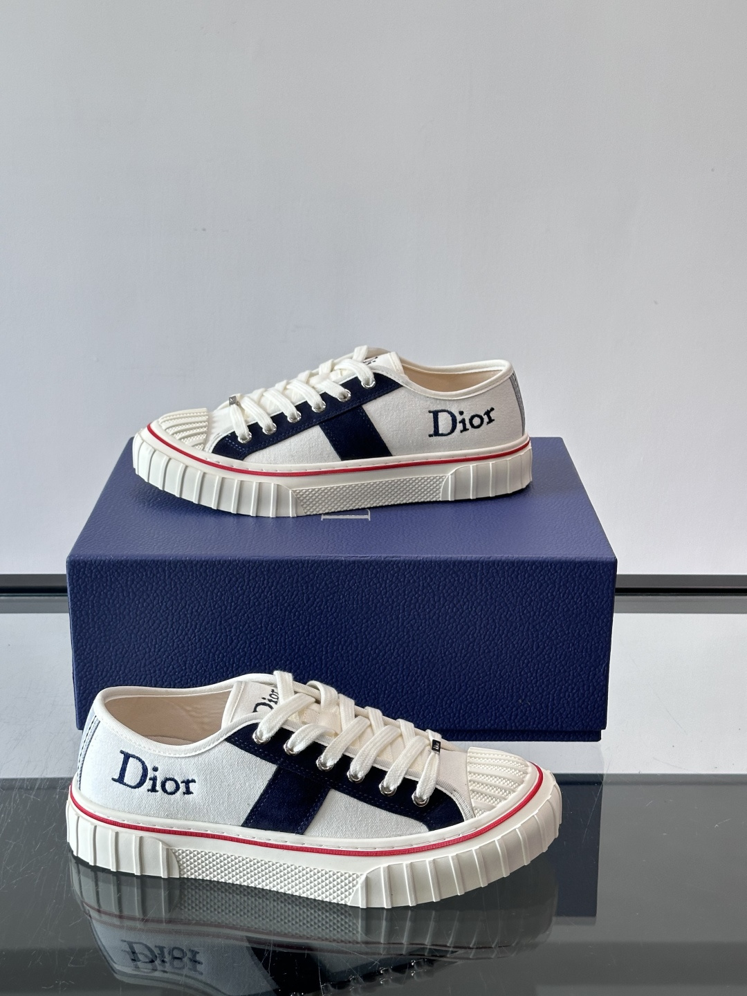 Dior HooPer 底帮运动鞋 白色帆布和海军蓝色绒面牛皮革 这款 Dior HooPer 高帮运动鞋由乔纳森·安德