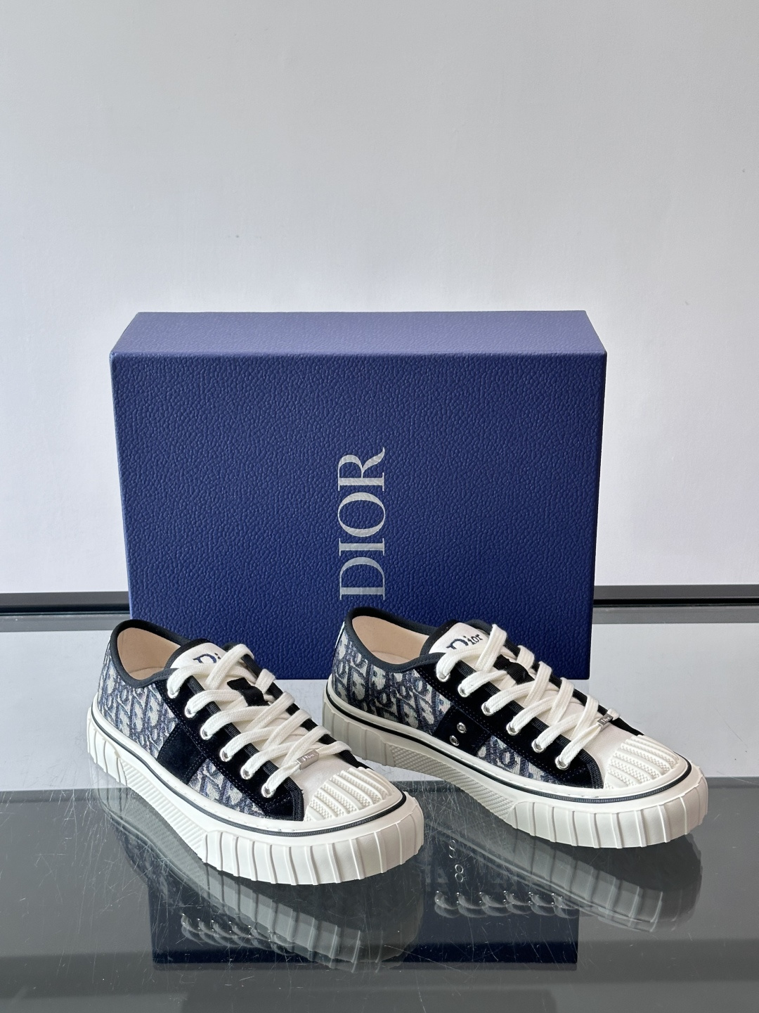 Dior HooPer 底帮运动鞋 白色帆布和海军蓝色绒面牛皮革 这款 Dior HooPer 高帮运动鞋由乔纳森·安德