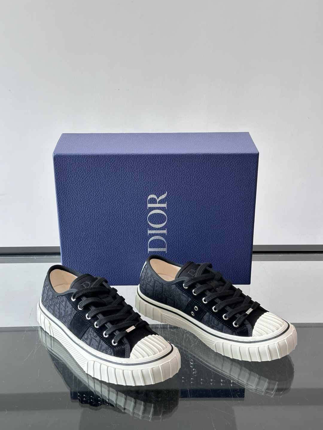 Dior HooPer 底帮运动鞋 白色帆布和海军蓝色绒面牛皮革 这款 Dior HooPer 高帮运动鞋由乔纳森·安德 Dior HooPer 底帮运动鞋 白色帆布和海军蓝色绒面牛皮革 这款 Dior HooPer 高帮运动鞋由乔纳森·安德