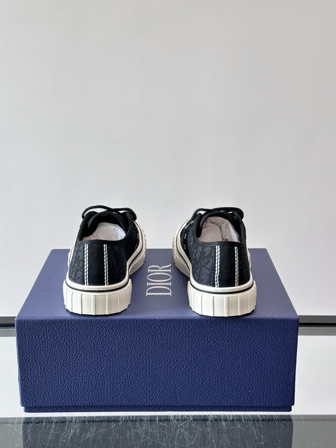 Dior HooPer 底帮运动鞋 白色帆布和海军蓝色绒面牛皮革 这款 Dior HooPer 高帮运动鞋由乔纳森·安德 Dior HooPer 底帮运动鞋 白色帆布和海军蓝色绒面牛皮革 这款 Dior HooPer 高帮运动鞋由乔纳森·安德
