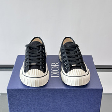 Dior HooPer 底帮运动鞋 白色帆布和海军蓝色绒面牛皮革 这款 Dior HooPer 高帮运动鞋由乔纳森·安德 Dior HooPer 底帮运动鞋 白色帆布和海军蓝色绒面牛皮革 这款 Dior HooPer 高帮运动鞋由乔纳森·安德