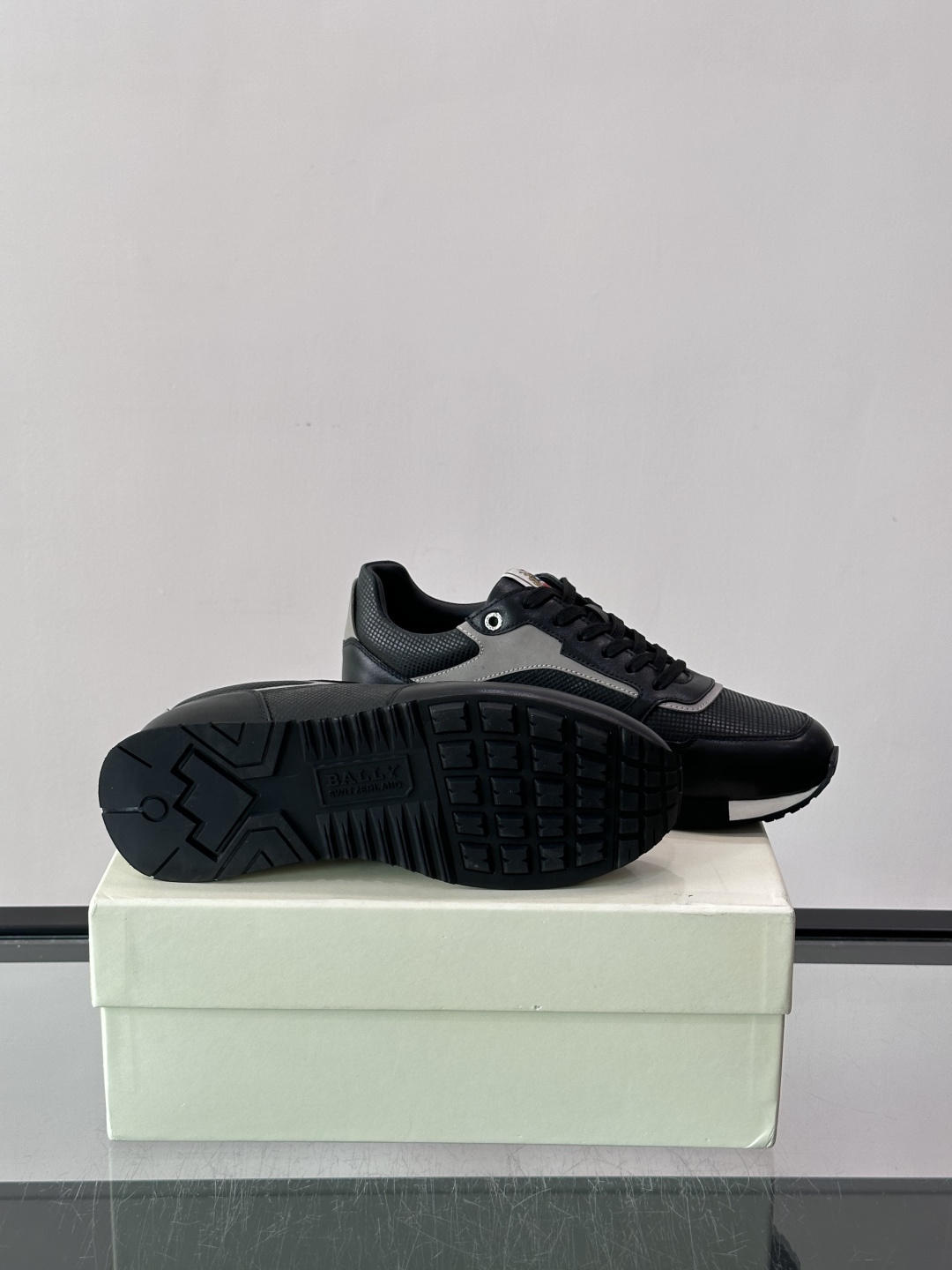 Bally 男士运动鞋,皮革 ➕ 麂皮拼接鞋面,鞋侧有 BALLY 压印 logo,撞色中底,鞋舌上有品牌徽章。 Bally 男士运动鞋,皮革 ➕ 麂皮拼接鞋面,鞋侧有 BALLY 压印 logo,撞色中底,鞋舌上有品牌徽章。