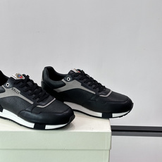 Bally 男士运动鞋,皮革 ➕ 麂皮拼接鞋面,鞋侧有 BALLY 压印 logo,撞色中底,鞋舌上有品牌徽章。 Bally 男士运动鞋,皮革 ➕ 麂皮拼接鞋面,鞋侧有 BALLY 压印 logo,撞色中底,鞋舌上有品牌徽章。
