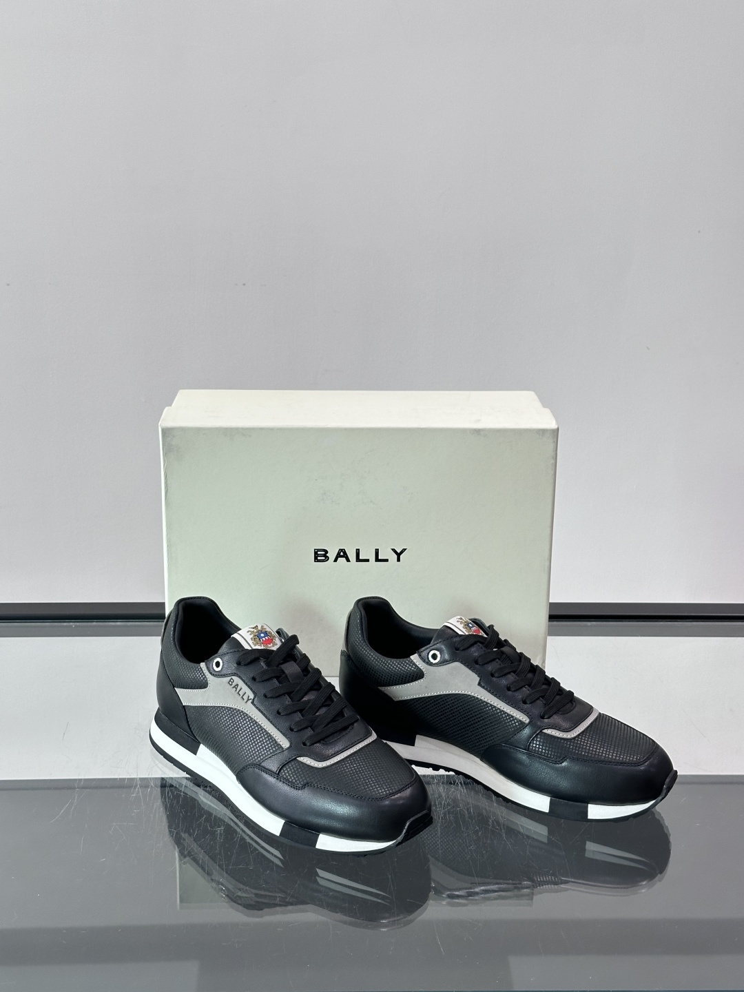 Bally 男士运动鞋,皮革 ➕ 麂皮拼接鞋面,鞋侧有 BALLY 压印 logo,撞色中底,鞋舌上有品牌徽章。 Bally 男士运动鞋,皮革 ➕ 麂皮拼接鞋面,鞋侧有 BALLY 压印 logo,撞色中底,鞋舌上有品牌徽章。