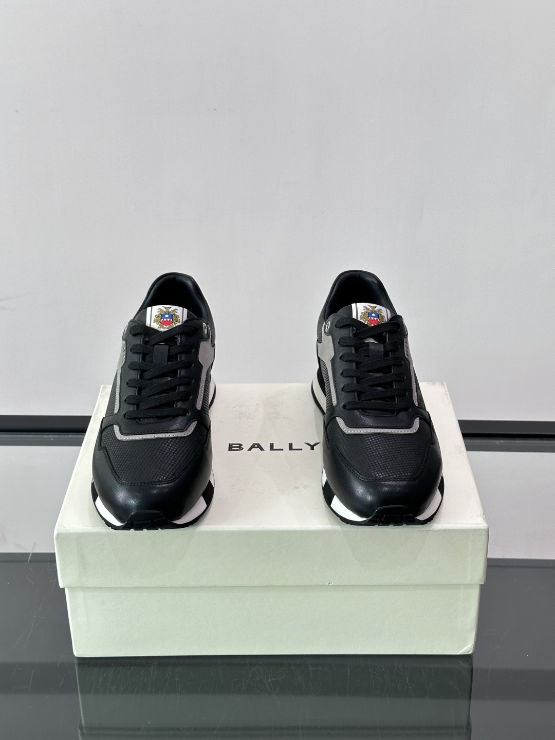 Bally 男士运动鞋,皮革 ➕ 麂皮拼接鞋面,鞋侧有 BALLY 压印 logo,撞色中底,鞋舌上有品牌徽章。 Bally 男士运动鞋,皮革 ➕ 麂皮拼接鞋面,鞋侧有 BALLY 压印 logo,撞色中底,鞋舌上有品牌徽章。