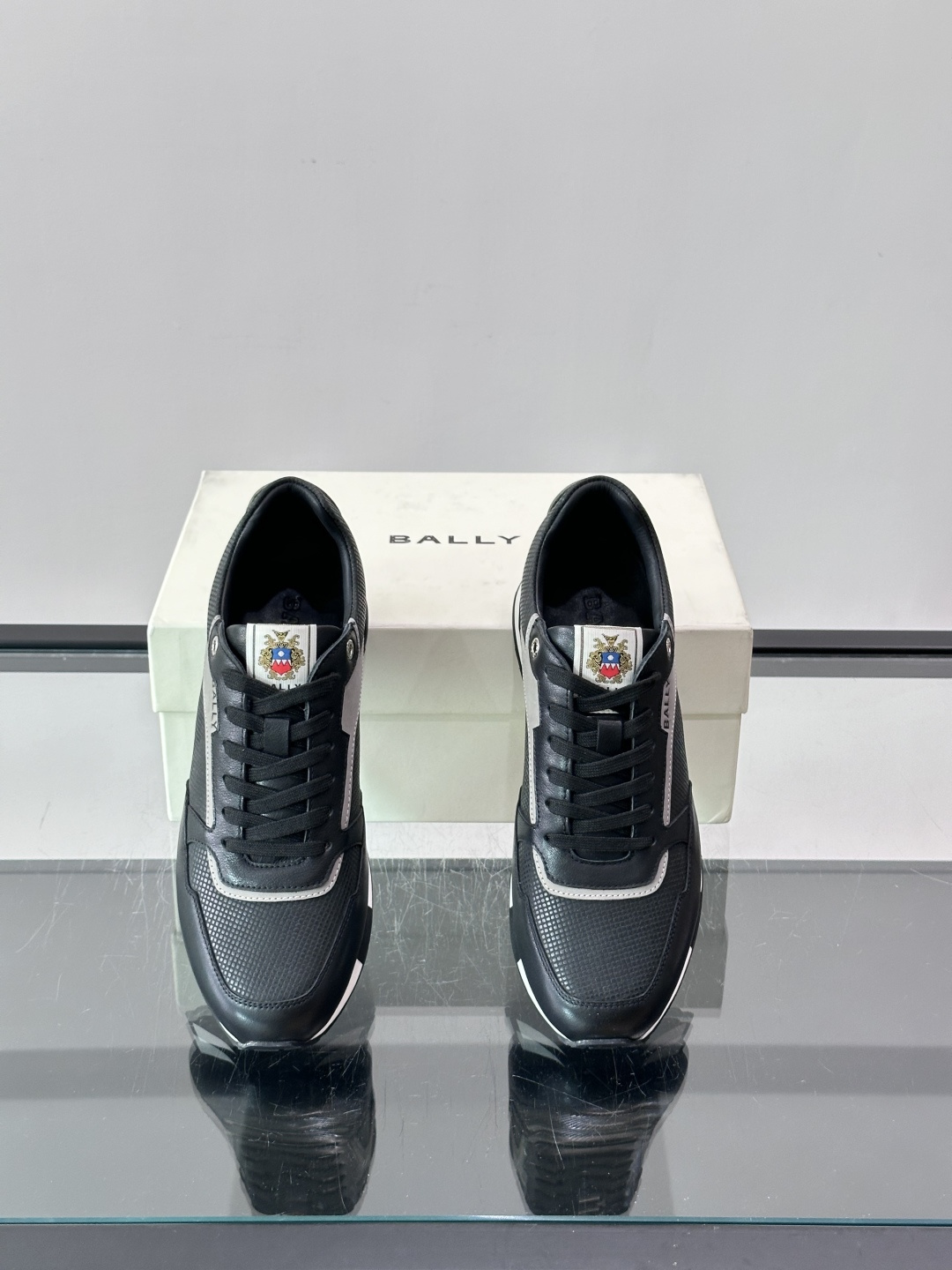 Bally 男士运动鞋,皮革 ➕ 麂皮拼接鞋面,鞋侧有 BALLY 压印 logo,撞色中底,鞋舌上有品牌徽章。 Bally 男士运动鞋,皮革 ➕ 麂皮拼接鞋面,鞋侧有 BALLY 压印 logo,撞色中底,鞋舌上有品牌徽章。