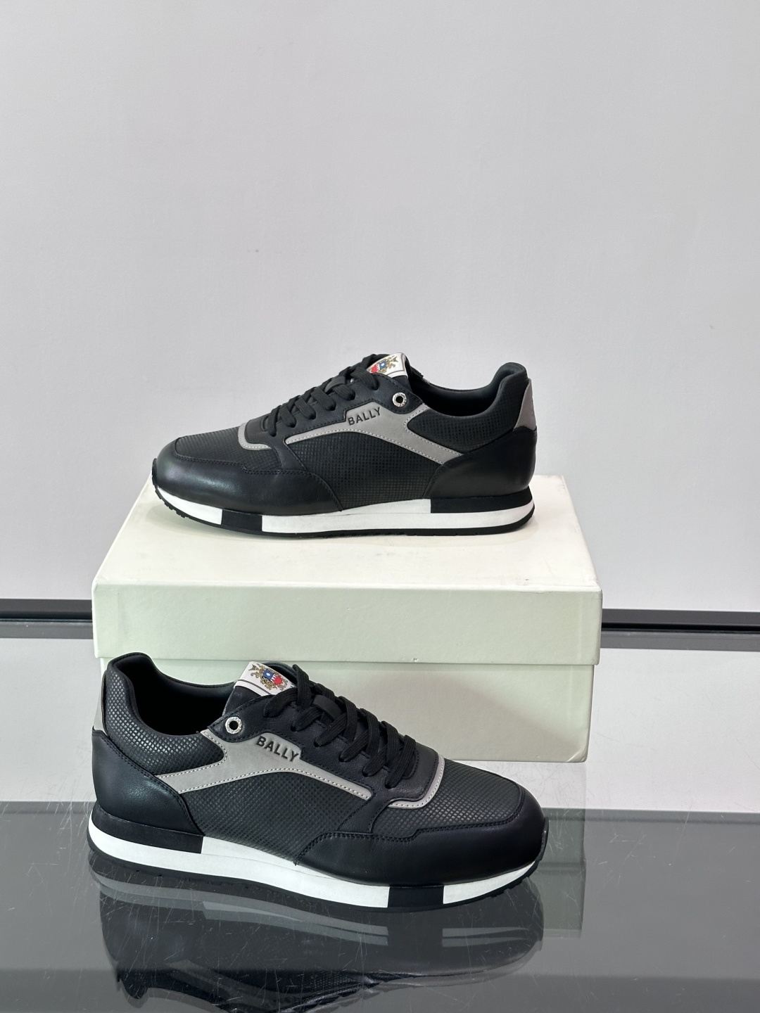 Bally 男士运动鞋,皮革 ➕ 麂皮拼接鞋面,鞋侧有 BALLY 压印 logo,撞色中底,鞋舌上有品牌徽章。 Bally 男士运动鞋,皮革 ➕ 麂皮拼接鞋面,鞋侧有 BALLY 压印 logo,撞色中底,鞋舌上有品牌徽章。
