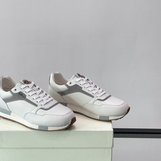 Bally 男士运动鞋,皮革 ➕ 麂皮拼接鞋面,鞋侧有 BALLY 压印 logo,撞色中底,鞋舌上有品牌徽章。 Bally 男士运动鞋,皮革 ➕ 麂皮拼接鞋面,鞋侧有 BALLY 压印 logo,撞色中底,鞋舌上有品牌徽章。
