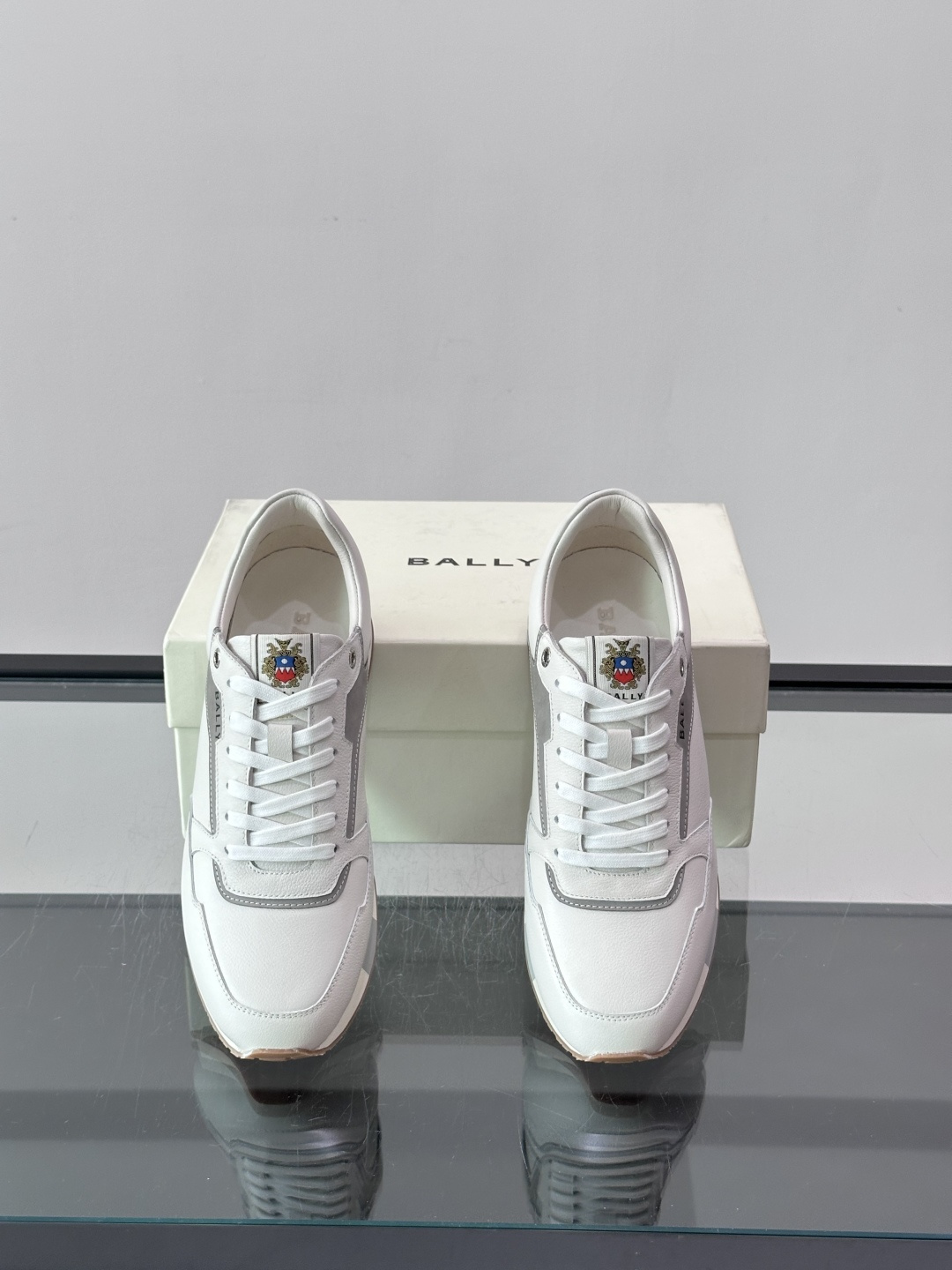 Bally 男士运动鞋,皮革 ➕ 麂皮拼接鞋面,鞋侧有 BALLY 压印 logo,撞色中底,鞋舌上有品牌徽章。 Bally 男士运动鞋,皮革 ➕ 麂皮拼接鞋面,鞋侧有 BALLY 压印 logo,撞色中底,鞋舌上有品牌徽章。
