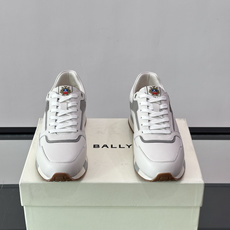 Bally 男士运动鞋,皮革 ➕ 麂皮拼接鞋面,鞋侧有 BALLY 压印 logo,撞色中底,鞋舌上有品牌徽章。 Bally 男士运动鞋,皮革 ➕ 麂皮拼接鞋面,鞋侧有 BALLY 压印 logo,撞色中底,鞋舌上有品牌徽章。