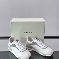Bally 男士运动鞋,皮革 ➕ 麂皮拼接鞋面,鞋侧有 BALLY 压印 logo,撞色中底,鞋舌上有品牌徽章。 Bally 男士运动鞋,皮革 ➕ 麂皮拼接鞋面,鞋侧有 BALLY 压印 logo,撞色中底,鞋舌上有品牌徽章。