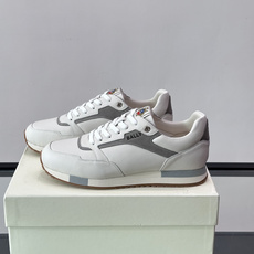 Bally 男士运动鞋,皮革 ➕ 麂皮拼接鞋面,鞋侧有 BALLY 压印 logo,撞色中底,鞋舌上有品牌徽章。 Bally 男士运动鞋,皮革 ➕ 麂皮拼接鞋面,鞋侧有 BALLY 压印 logo,撞色中底,鞋舌上有品牌徽章。