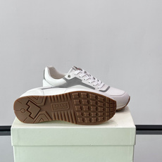 Bally 男士运动鞋,皮革 ➕ 麂皮拼接鞋面,鞋侧有 BALLY 压印 logo,撞色中底,鞋舌上有品牌徽章。 Bally 男士运动鞋,皮革 ➕ 麂皮拼接鞋面,鞋侧有 BALLY 压印 logo,撞色中底,鞋舌上有品牌徽章。
