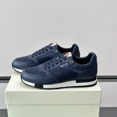 Bally 男士运动鞋,皮革 ➕ 麂皮拼接鞋面,鞋侧有 BALLY 压印 logo,撞色中底,鞋舌上有品牌徽章。 Bally 男士运动鞋,皮革 ➕ 麂皮拼接鞋面,鞋侧有 BALLY 压印 logo,撞色中底,鞋舌上有品牌徽章。