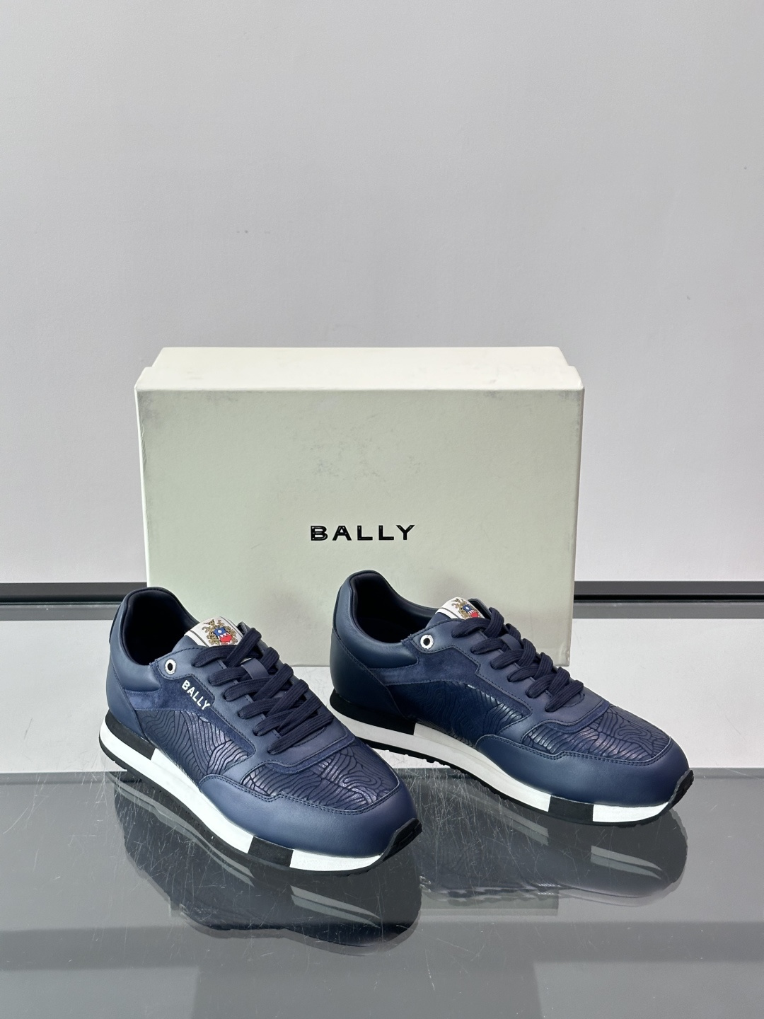 Bally 男士运动鞋,皮革 ➕ 麂皮拼接鞋面,鞋侧有 BALLY 压印 logo,撞色中底,鞋舌上有品牌徽章。 Bally 男士运动鞋,皮革 ➕ 麂皮拼接鞋面,鞋侧有 BALLY 压印 logo,撞色中底,鞋舌上有品牌徽章。