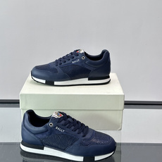 Bally 男士运动鞋,皮革 ➕ 麂皮拼接鞋面,鞋侧有 BALLY 压印 logo,撞色中底,鞋舌上有品牌徽章。 Bally 男士运动鞋,皮革 ➕ 麂皮拼接鞋面,鞋侧有 BALLY 压印 logo,撞色中底,鞋舌上有品牌徽章。