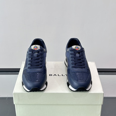 Bally 男士运动鞋,皮革 ➕ 麂皮拼接鞋面,鞋侧有 BALLY 压印 logo,撞色中底,鞋舌上有品牌徽章。 Bally 男士运动鞋,皮革 ➕ 麂皮拼接鞋面,鞋侧有 BALLY 压印 logo,撞色中底,鞋舌上有品牌徽章。