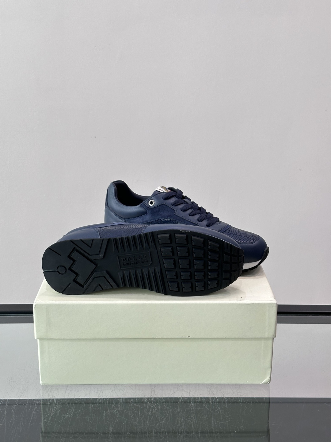 Bally 男士运动鞋,皮革 ➕ 麂皮拼接鞋面,鞋侧有 BALLY 压印 logo,撞色中底,鞋舌上有品牌徽章。 Bally 男士运动鞋,皮革 ➕ 麂皮拼接鞋面,鞋侧有 BALLY 压印 logo,撞色中底,鞋舌上有品牌徽章。