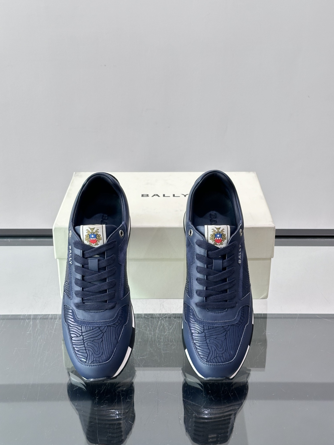 Bally 男士运动鞋,皮革 ➕ 麂皮拼接鞋面,鞋侧有 BALLY 压印 logo,撞色中底,鞋舌上有品牌徽章。 Bally 男士运动鞋,皮革 ➕ 麂皮拼接鞋面,鞋侧有 BALLY 压印 logo,撞色中底,鞋舌上有品牌徽章。