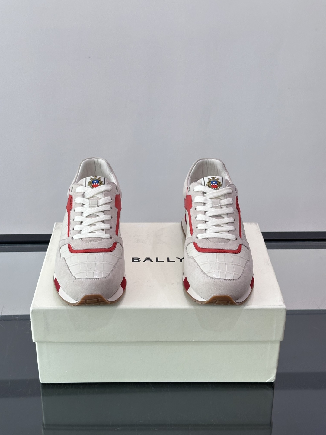 Bally 男士运动鞋,皮革 ➕ 麂皮拼接鞋面,鞋侧有 BALLY 压印 logo,撞色中底,鞋舌上有品牌徽章。 Bally 男士运动鞋,皮革 ➕ 麂皮拼接鞋面,鞋侧有 BALLY 压印 logo,撞色中底,鞋舌上有品牌徽章。