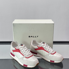 Bally 男士运动鞋,皮革 ➕ 麂皮拼接鞋面,鞋侧有 BALLY 压印 logo,撞色中底,鞋舌上有品牌徽章。 Bally 男士运动鞋,皮革 ➕ 麂皮拼接鞋面,鞋侧有 BALLY 压印 logo,撞色中底,鞋舌上有品牌徽章。