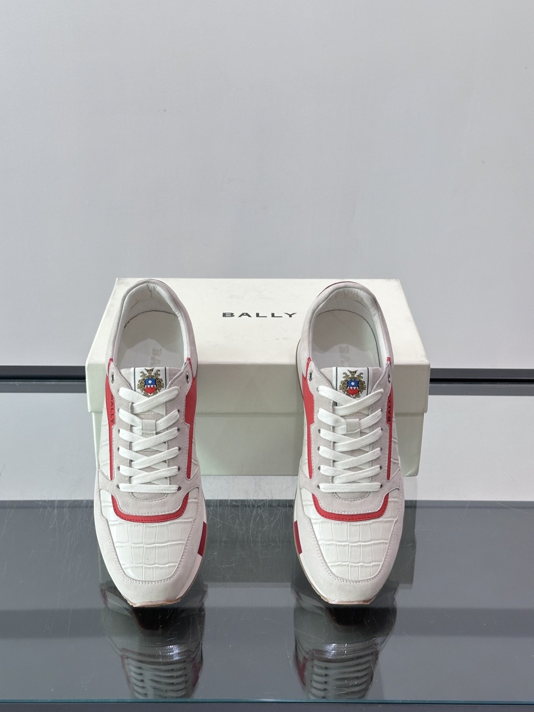 Bally 男士运动鞋,皮革 ➕ 麂皮拼接鞋面,鞋侧有 BALLY 压印 logo,撞色中底,鞋舌上有品牌徽章。 Bally 男士运动鞋,皮革 ➕ 麂皮拼接鞋面,鞋侧有 BALLY 压印 logo,撞色中底,鞋舌上有品牌徽章。