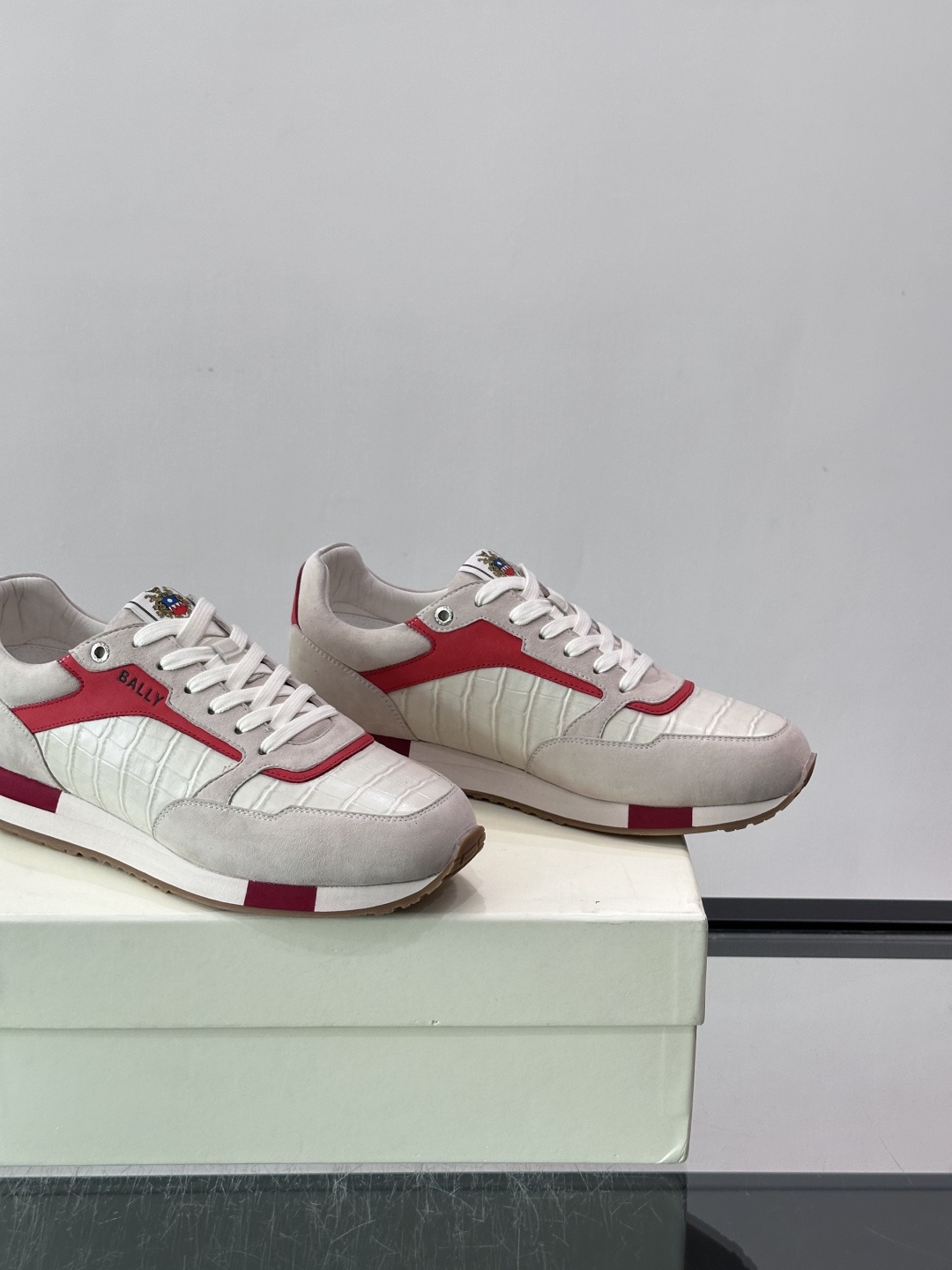 Bally 男士运动鞋,皮革 ➕ 麂皮拼接鞋面,鞋侧有 BALLY 压印 logo,撞色中底,鞋舌上有品牌徽章。 Bally 男士运动鞋,皮革 ➕ 麂皮拼接鞋面,鞋侧有 BALLY 压印 logo,撞色中底,鞋舌上有品牌徽章。