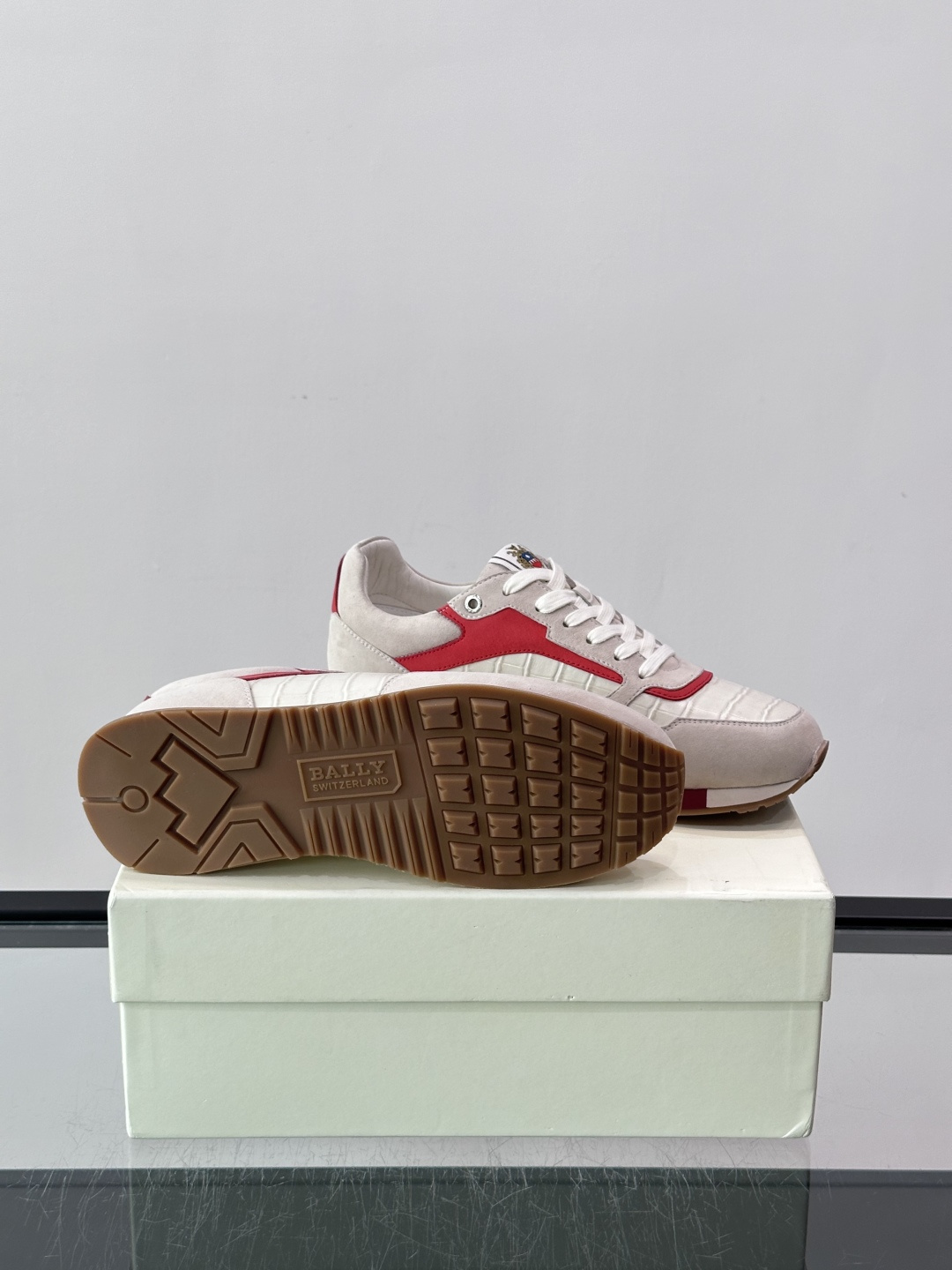 Bally 男士运动鞋,皮革 ➕ 麂皮拼接鞋面,鞋侧有 BALLY 压印 logo,撞色中底,鞋舌上有品牌徽章。 Bally 男士运动鞋,皮革 ➕ 麂皮拼接鞋面,鞋侧有 BALLY 压印 logo,撞色中底,鞋舌上有品牌徽章。