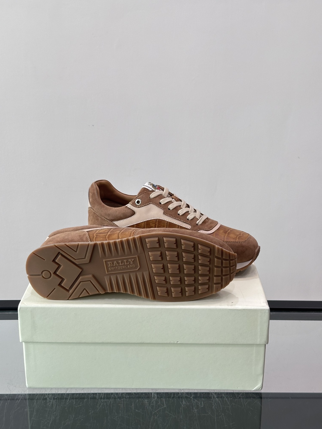 ​​Bally 男士运动鞋​​，皮革 ➕ 麂皮拼接鞋面，鞋侧有 BALLY 压印 logo，撞色中底，鞋舌上有品牌徽章。
