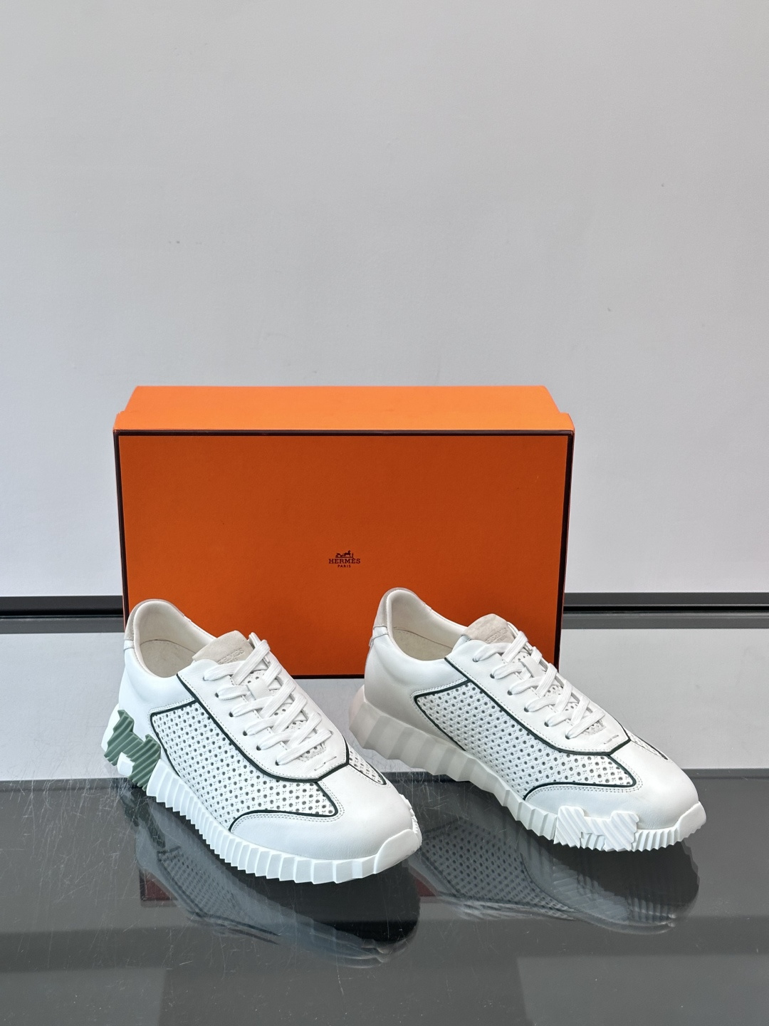 爱马仕Bouncing运动鞋👟镂孔小牛皮和小牛皮运动鞋。 轻盈鞋底装饰撞色图案,打造百搭时尚风格。这双的辨识度和舒适度都 爱马仕Bouncing运动鞋👟镂孔小牛皮和小牛皮运动鞋。 轻盈鞋底装饰撞色图案,打造百搭时尚风格。这双的辨识度和舒适度都