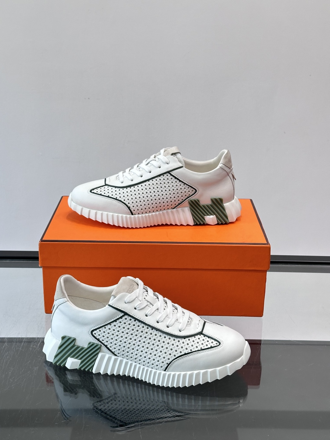 爱马仕Bouncing运动鞋👟镂孔小牛皮和小牛皮运动鞋。 轻盈鞋底装饰撞色图案,打造百搭时尚风格。这双的辨识度和舒适度都 爱马仕Bouncing运动鞋👟镂孔小牛皮和小牛皮运动鞋。 轻盈鞋底装饰撞色图案,打造百搭时尚风格。这双的辨识度和舒适度都