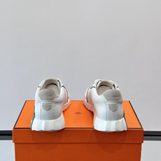 爱马仕Bouncing运动鞋👟镂孔小牛皮和小牛皮运动鞋。 轻盈鞋底装饰撞色图案,打造百搭时尚风格。这双的辨识度和舒适度都 爱马仕Bouncing运动鞋👟镂孔小牛皮和小牛皮运动鞋。 轻盈鞋底装饰撞色图案,打造百搭时尚风格。这双的辨识度和舒适度都