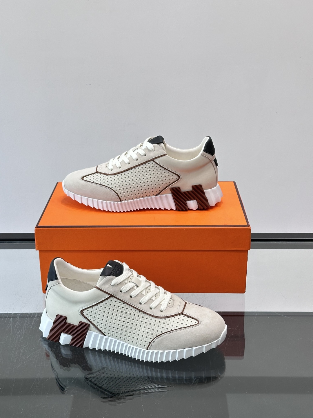 爱马仕Bouncing运动鞋👟镂孔小牛皮和小牛皮运动鞋。 轻盈鞋底装饰撞色图案,打造百搭时尚风格。这双的辨识度和舒适度都 爱马仕Bouncing运动鞋👟镂孔小牛皮和小牛皮运动鞋。 轻盈鞋底装饰撞色图案,打造百搭时尚风格。这双的辨识度和舒适度都