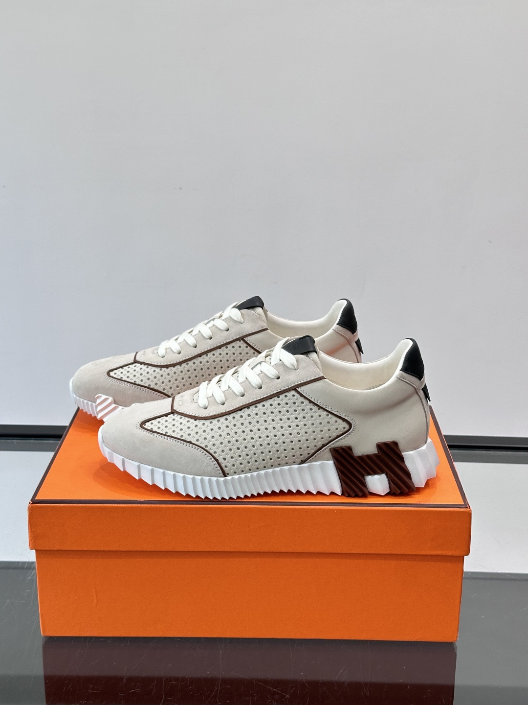 爱马仕Bouncing运动鞋👟镂孔小牛皮和小牛皮运动鞋。 轻盈鞋底装饰撞色图案,打造百搭时尚风格。这双的辨识度和舒适度都 爱马仕Bouncing运动鞋👟镂孔小牛皮和小牛皮运动鞋。 轻盈鞋底装饰撞色图案,打造百搭时尚风格。这双的辨识度和舒适度都