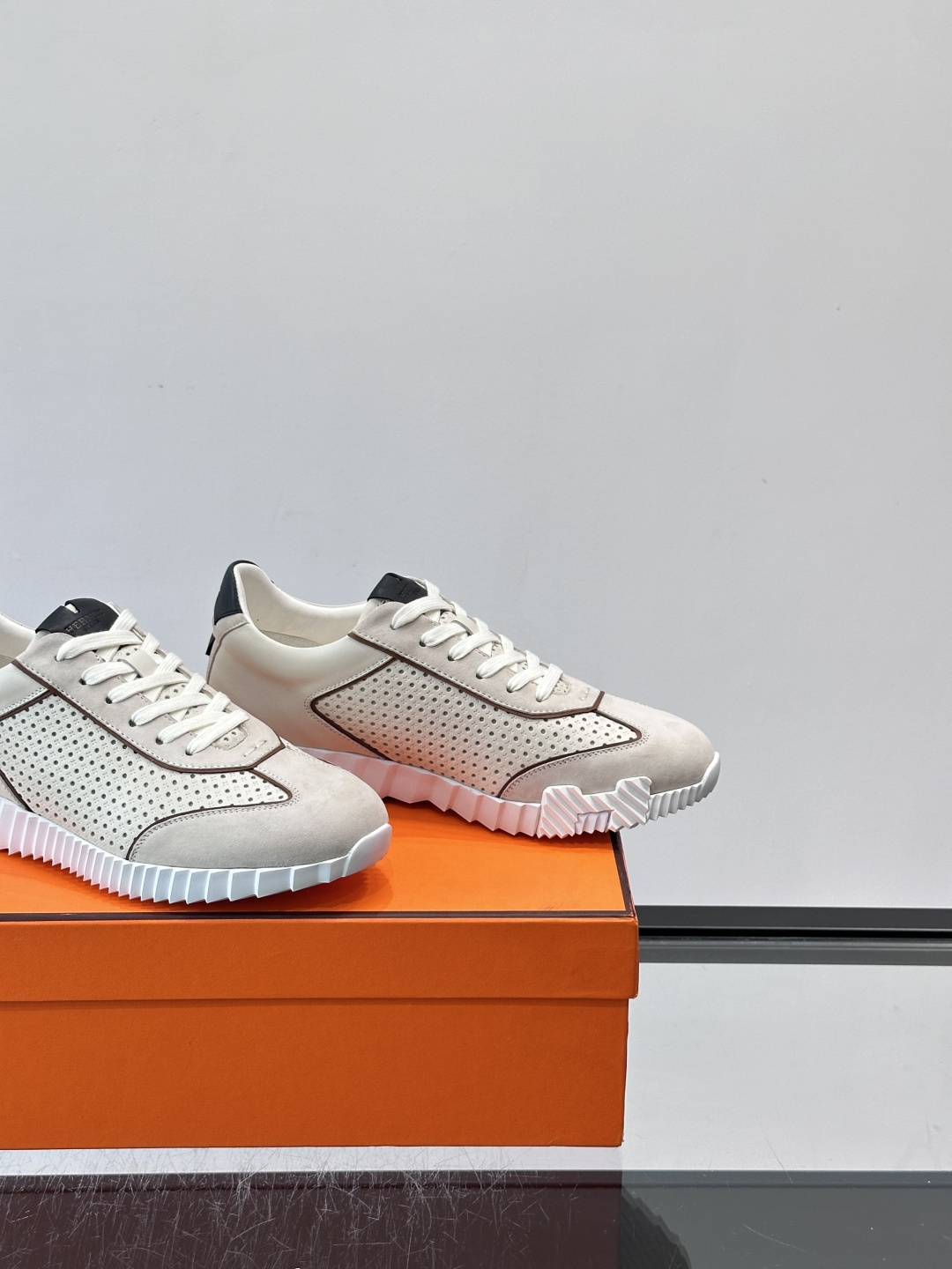 爱马仕Bouncing运动鞋👟镂孔小牛皮和小牛皮运动鞋。 轻盈鞋底装饰撞色图案,打造百搭时尚风格。这双的辨识度和舒适度都 爱马仕Bouncing运动鞋👟镂孔小牛皮和小牛皮运动鞋。 轻盈鞋底装饰撞色图案,打造百搭时尚风格。这双的辨识度和舒适度都