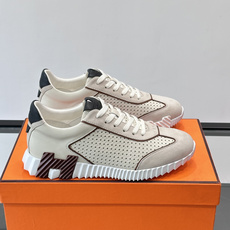 爱马仕Bouncing运动鞋👟镂孔小牛皮和小牛皮运动鞋。 轻盈鞋底装饰撞色图案,打造百搭时尚风格。这双的辨识度和舒适度都 爱马仕Bouncing运动鞋👟镂孔小牛皮和小牛皮运动鞋。 轻盈鞋底装饰撞色图案,打造百搭时尚风格。这双的辨识度和舒适度都