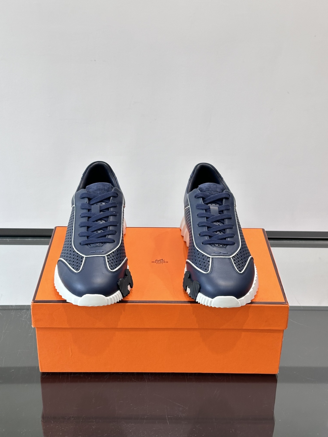 爱马仕Bouncing运动鞋👟镂孔小牛皮和小牛皮运动鞋。 轻盈鞋底装饰撞色图案，打造百搭时尚风格。这双的辨识度和舒适度都