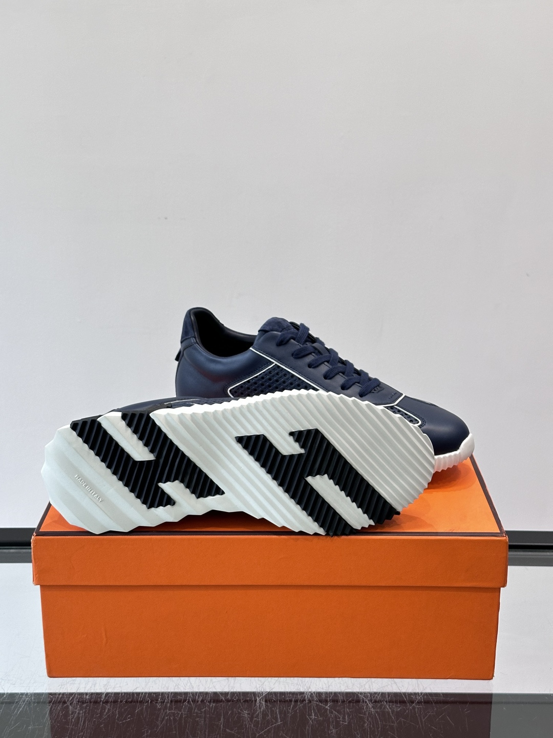 爱马仕Bouncing运动鞋👟镂孔小牛皮和小牛皮运动鞋。 轻盈鞋底装饰撞色图案，打造百搭时尚风格。这双的辨识度和舒适度都