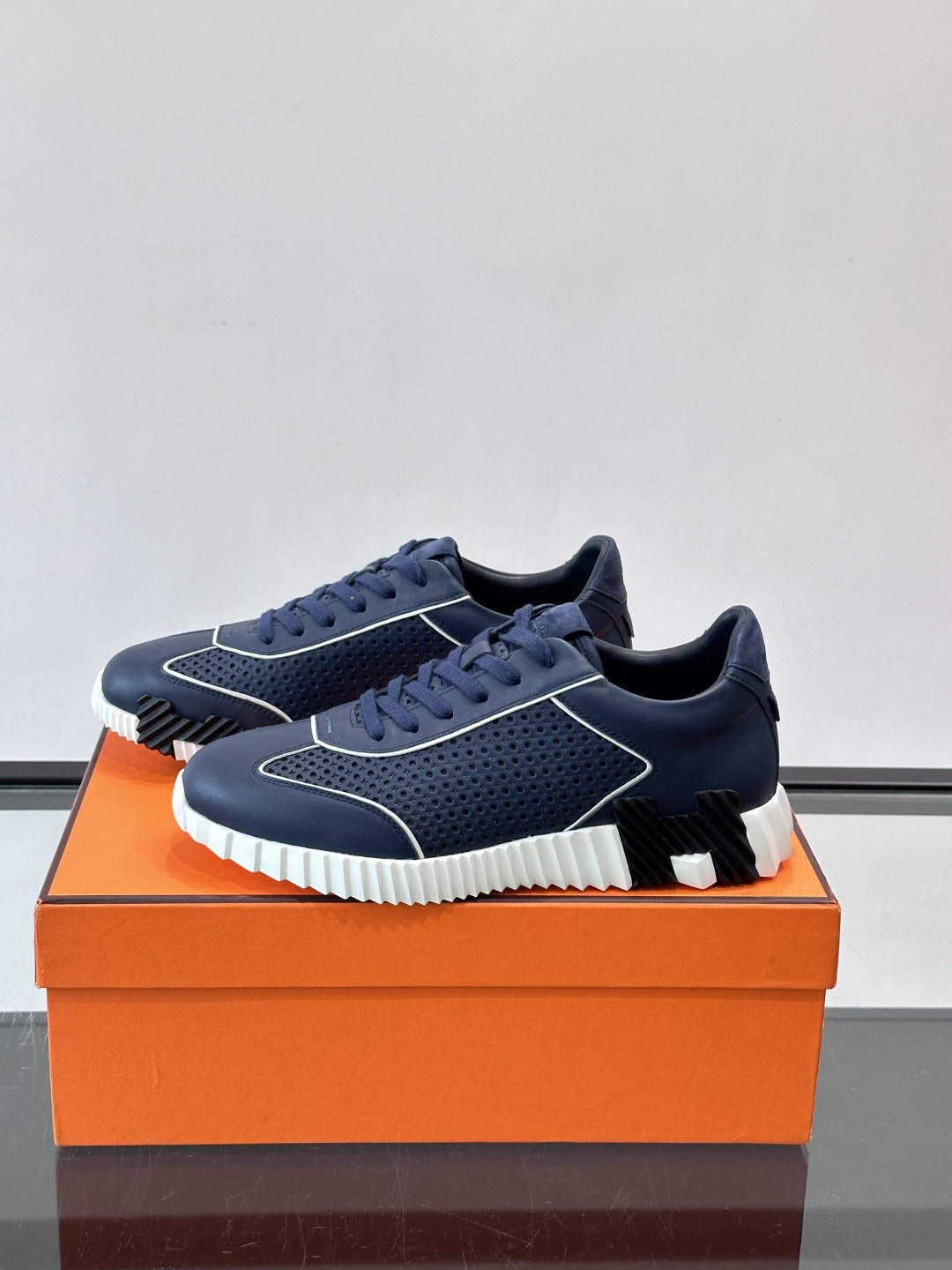 爱马仕Bouncing运动鞋👟镂孔小牛皮和小牛皮运动鞋。 轻盈鞋底装饰撞色图案，打造百搭时尚风格。这双的辨识度和舒适度都