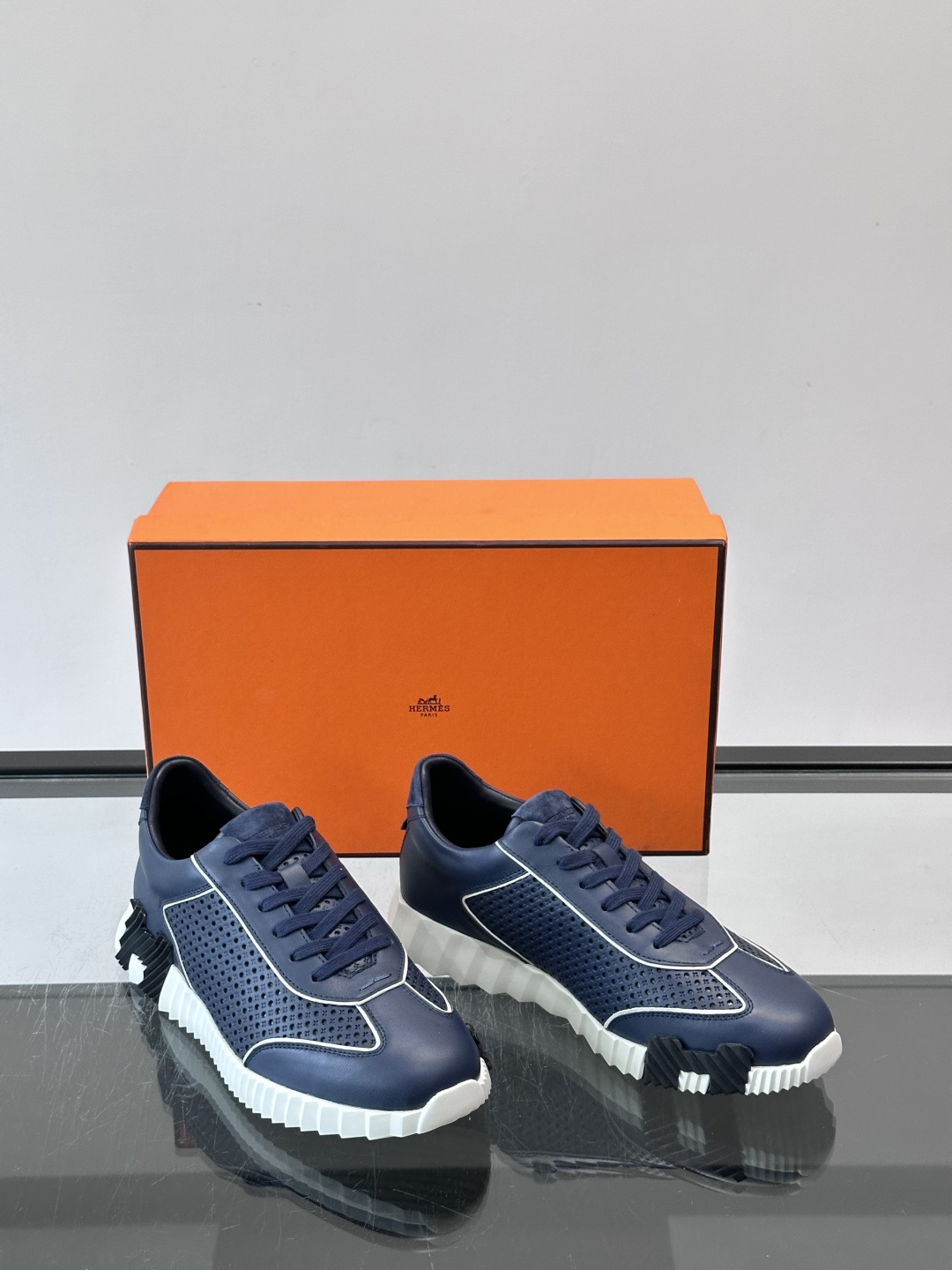 爱马仕Bouncing运动鞋👟镂孔小牛皮和小牛皮运动鞋。 轻盈鞋底装饰撞色图案，打造百搭时尚风格。这双的辨识度和舒适度都