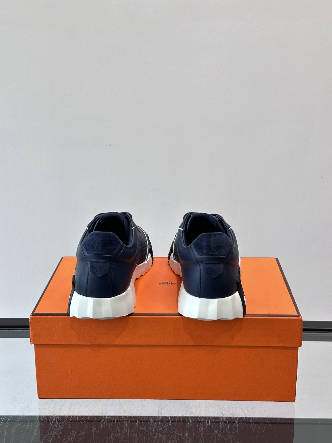 爱马仕Bouncing运动鞋👟镂孔小牛皮和小牛皮运动鞋。 轻盈鞋底装饰撞色图案，打造百搭时尚风格。这双的辨识度和舒适度都