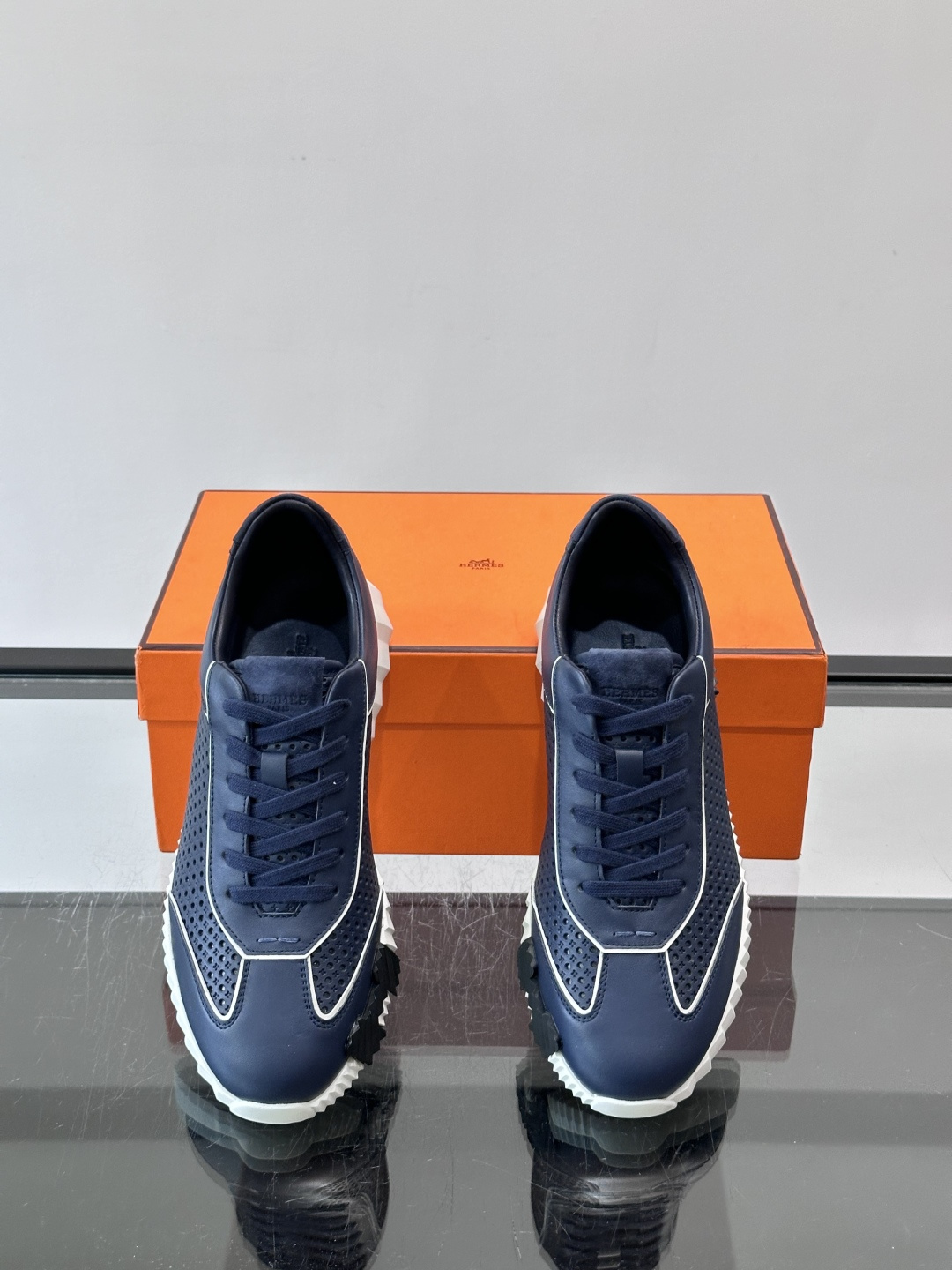 爱马仕Bouncing运动鞋👟镂孔小牛皮和小牛皮运动鞋。 轻盈鞋底装饰撞色图案，打造百搭时尚风格。这双的辨识度和舒适度都