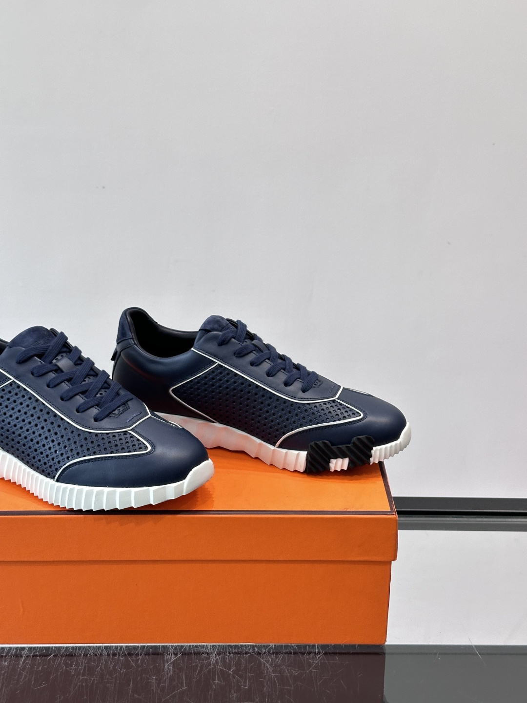 爱马仕Bouncing运动鞋👟镂孔小牛皮和小牛皮运动鞋。 轻盈鞋底装饰撞色图案，打造百搭时尚风格。这双的辨识度和舒适度都