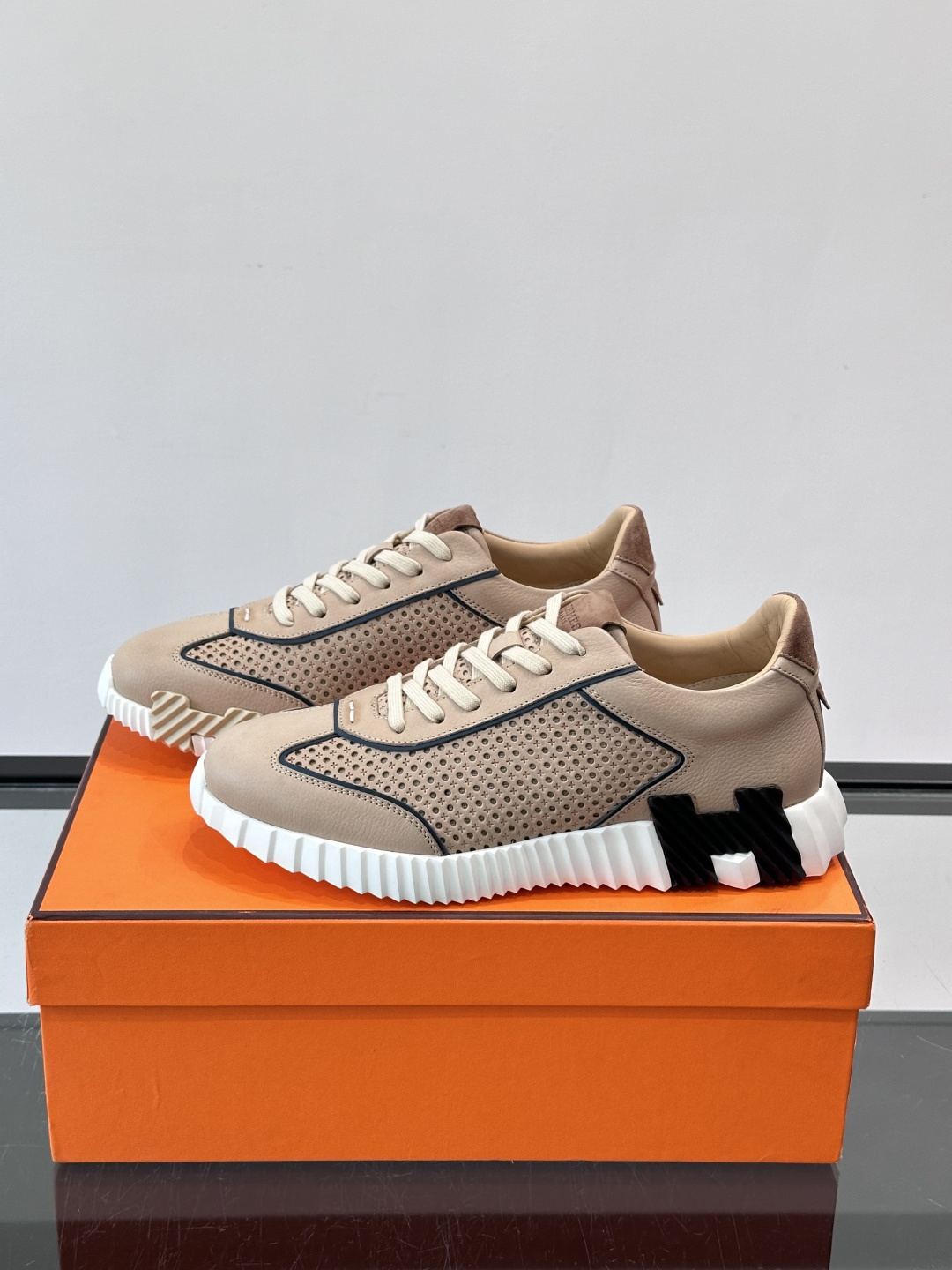 爱马仕Bouncing运动鞋👟镂孔小牛皮和小牛皮运动鞋。 轻盈鞋底装饰撞色图案,打造百搭时尚风格。这双的辨识度和舒适度都 爱马仕Bouncing运动鞋👟镂孔小牛皮和小牛皮运动鞋。 轻盈鞋底装饰撞色图案,打造百搭时尚风格。这双的辨识度和舒适度都