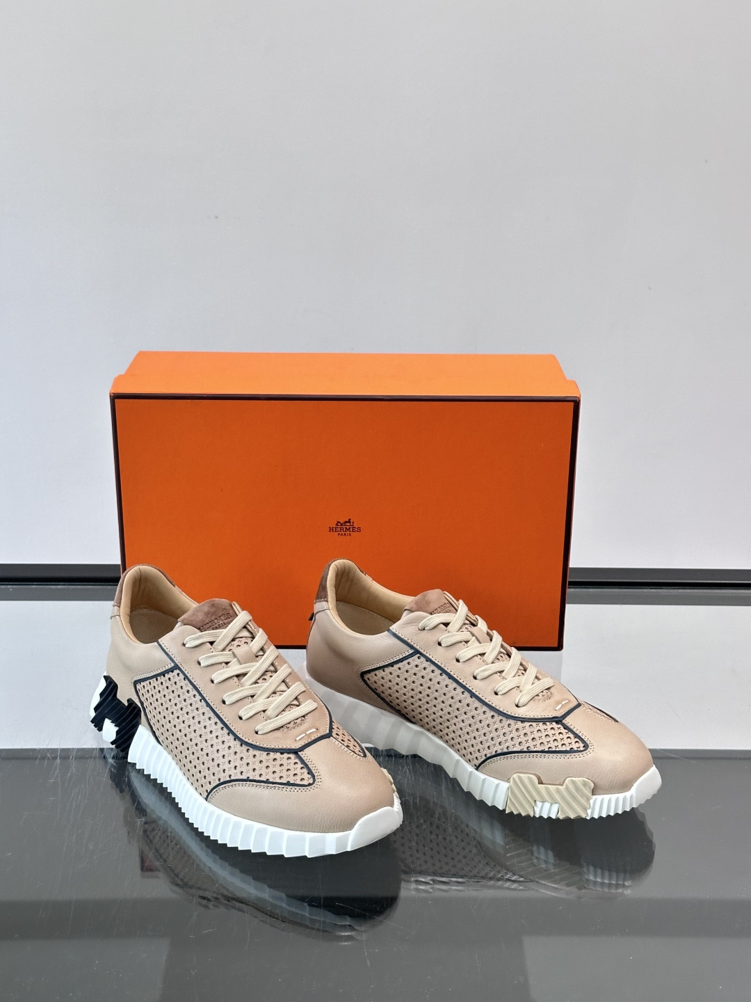 爱马仕Bouncing运动鞋👟镂孔小牛皮和小牛皮运动鞋。 轻盈鞋底装饰撞色图案,打造百搭时尚风格。这双的辨识度和舒适度都 爱马仕Bouncing运动鞋👟镂孔小牛皮和小牛皮运动鞋。 轻盈鞋底装饰撞色图案,打造百搭时尚风格。这双的辨识度和舒适度都
